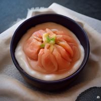 江川，天马爱看资深编辑，留着齐肩长发的青年男性，正在认真阅读平板上的长文，神情专注投入
